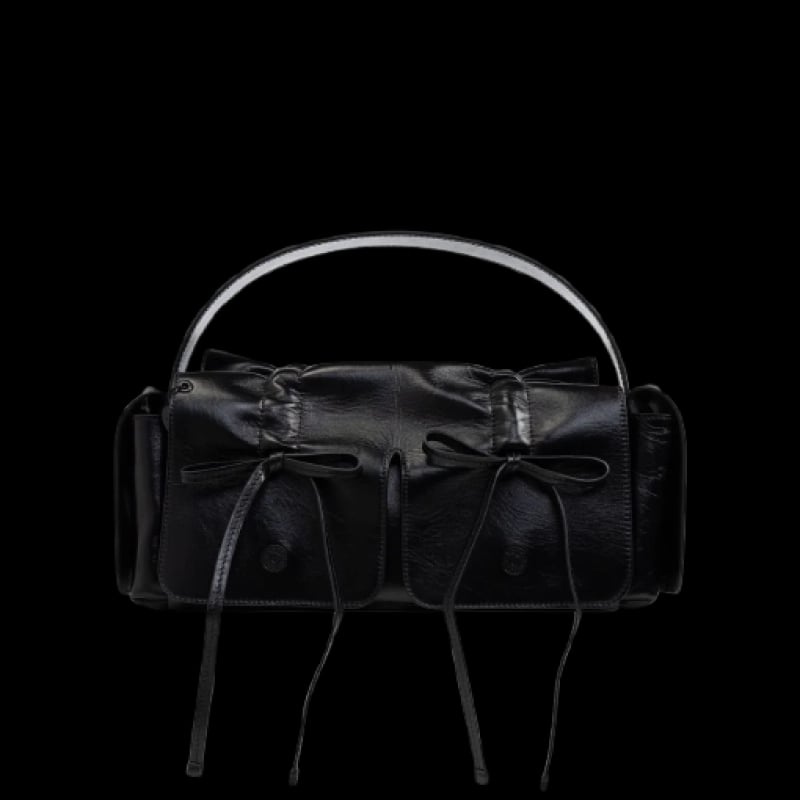 아크네 스튜디오 포켓 디테일 탑 핸들 백 제품 사진 아크네 스튜디오 포켓 디테일 탑 핸들 백 제품 사진