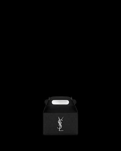 생로랑 모노그램 엠보스드 가죽 소재의 TAKE-AWAY BOX 제품 사진 생로랑 모노그램 엠보스드 가죽 소재의 TAKE-AWAY BOX 제품 사진